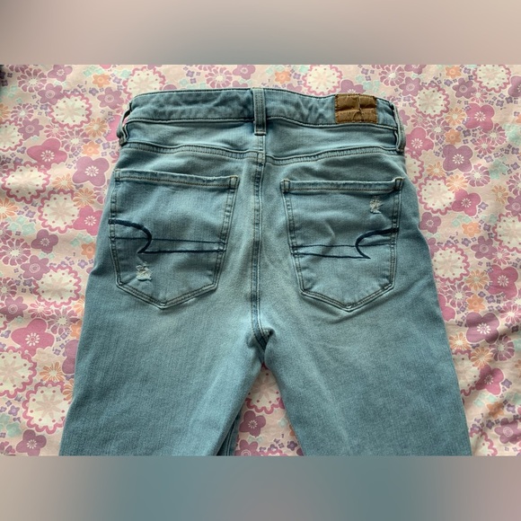 American Eagle distressed light denim sunny jeans size 2 short - Picture 7 of 9
